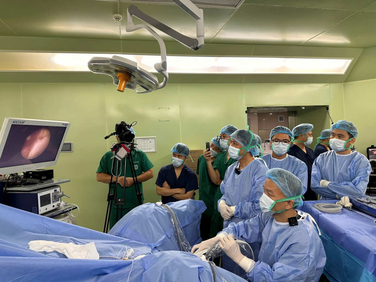 TS.BS. Nguyễn Minh Tuấn trực tiếp tiến hành ca phẫu thuật