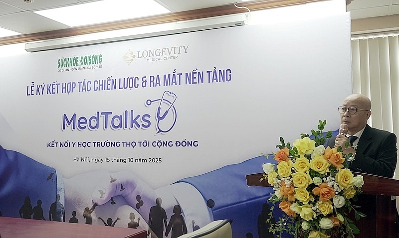 TTƯT. BS cao cấp Lê Tuyên Hồng Dương, Phó Tổng giám đốc Longevity Medical phát biểu tại buổi lễ