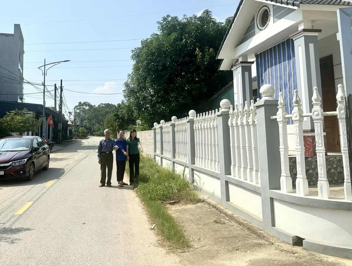 Gia đình nhà bà Nguyễn Thị Mơ hiến khoảng 70m dài, rộng 1m đất để mở rộng đường liên xã Quảng Yên - Minh Tiến