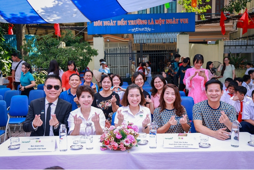 Ông Nguyễn Thành Đạt (bên trái ngoài cùng),  Giám Đốc Truyền Thông Herbalife Việt Nam, Campuchia & Thái Lan cùng thànhviên độc lập Herbalife tại lễ tái ký kết tại Trường Xã Đàn – Hà Nội