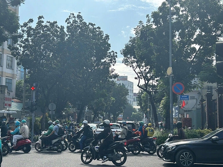 Mật độ giao thông dày đặc ngang Bệnh viện mắt sáng ngày 16/10/2025