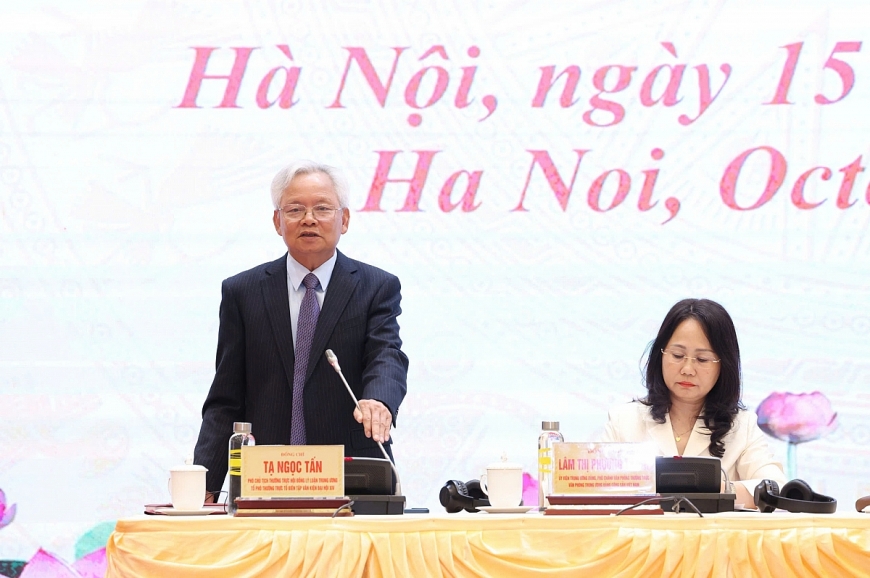 GS.TS Tạ Ngọc Tấn, Tổ phó Thường trực Tổ biên tập Văn kiện Đại hội XIV của Đảng cung cấp thông tin tại họp báo - Ảnh: VGP/Toàn Thắng