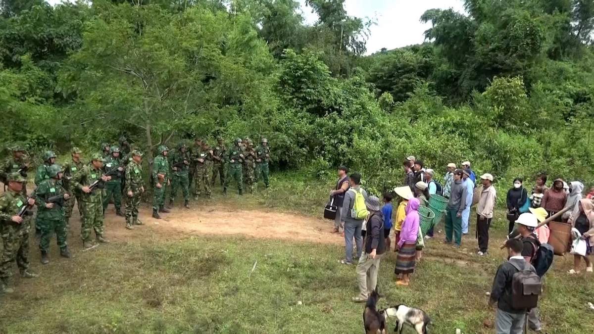 Bộ đội Biên phòng tuyên truyền vận động bà con Nhân dân không di dịch cư tự do, xuất cảnh trái phép