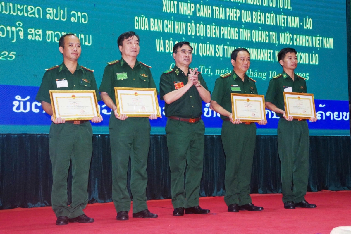 Thiếu tướng Võ Tiến Nghị, Phó Tư lệnh BĐBP tặng Bằng khen của Bộ tư lệnh cho các tập thể, cá nhân