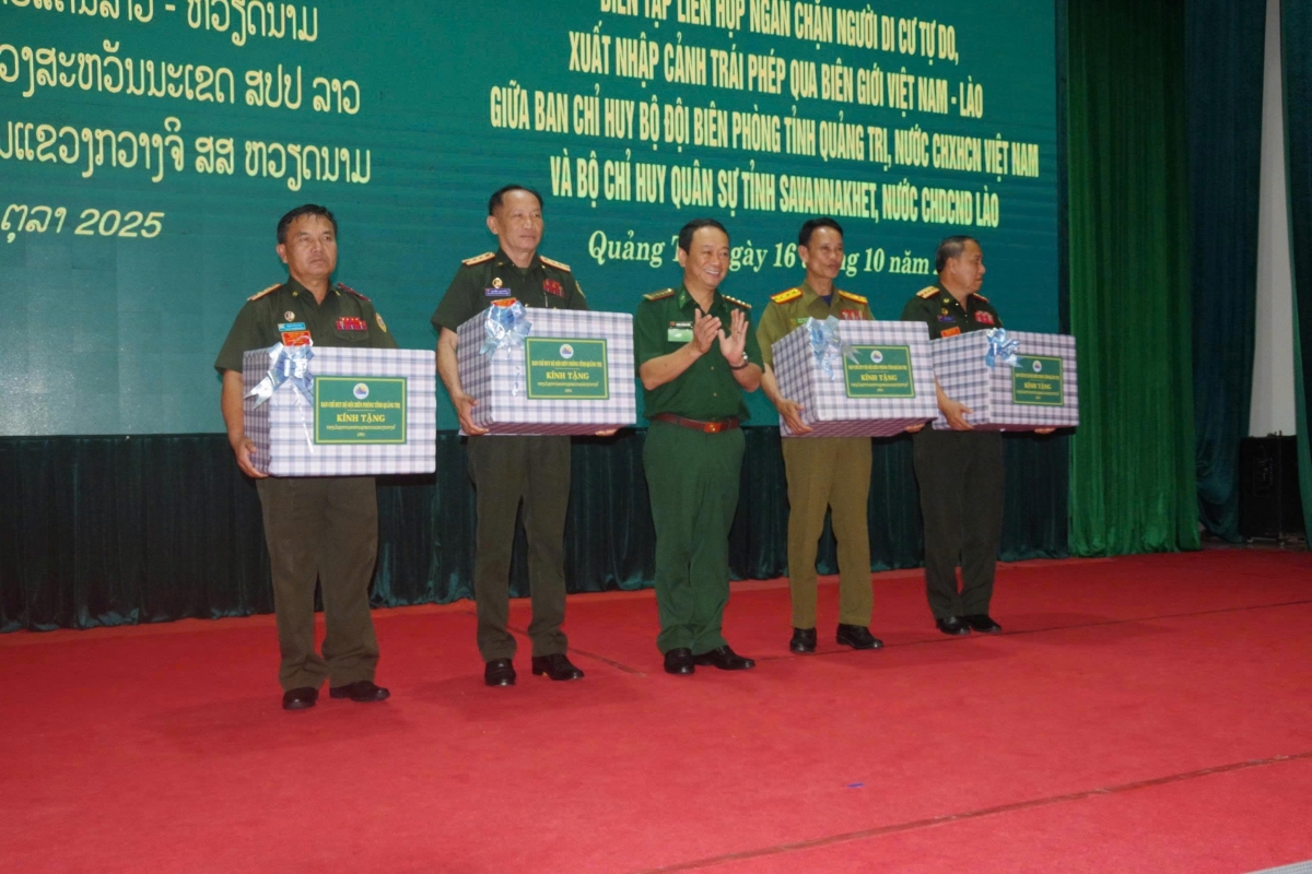 Đại tá Trịnh Thanh Bình, Chỉ hủy trưởng Ban chỉ huy BĐBP tỉnh Quảng Trị tặng quà cho các đơn bị bạn tham gia diễn tập