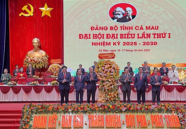 Đồng chí Trần Lưu Quang, Bí thư Trương ương Đảng, Bí thư Thành ủy TP. Hồ Chí Minh tặng hoa chúc mừng Đại hội. Ảnh: BTC Đại hội cung cấp