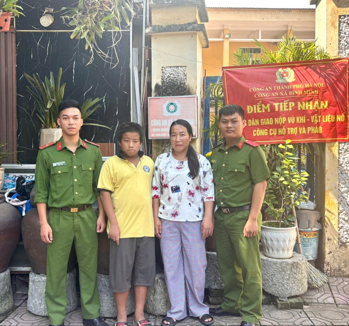 Công an xã Bình Minh hỗ trợ thực hiện các thủ tục tiếp nhận, bàn giao cháu Lê Văn Thảo cho gia đình