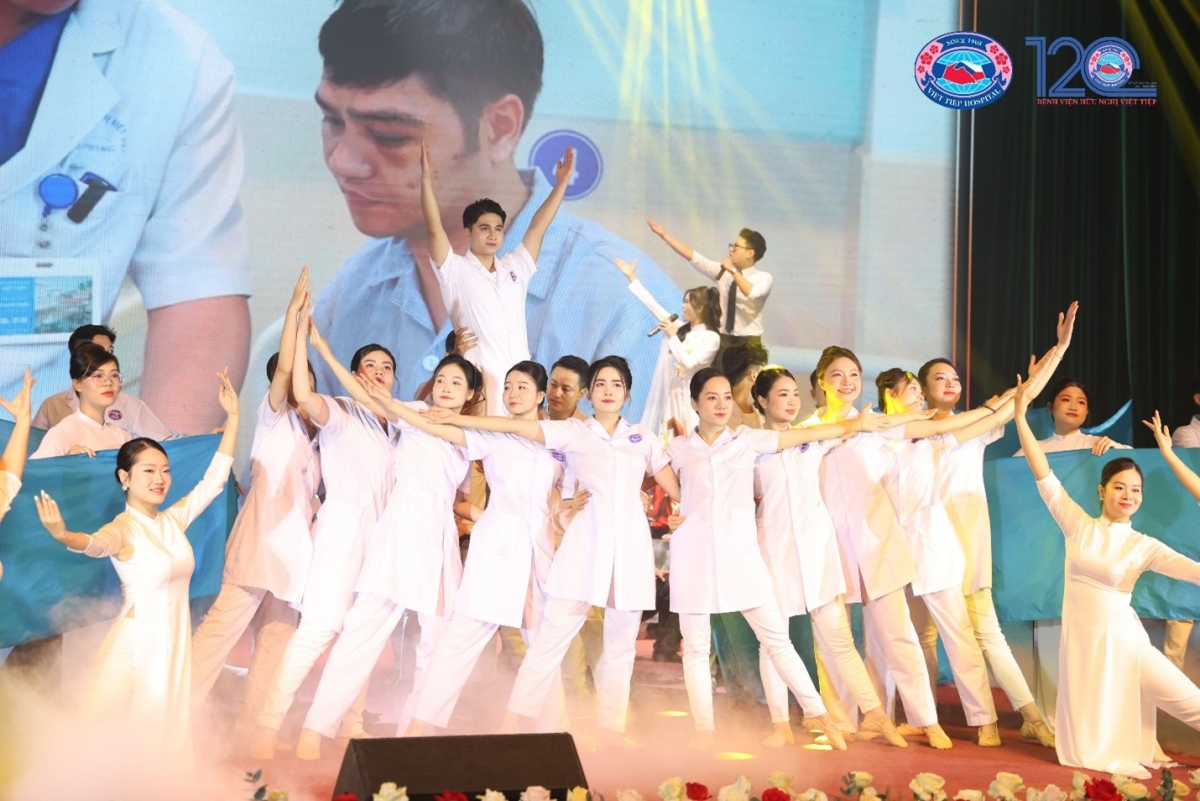 Bệnh viện Hữu Nghị Việt Tiệp đón nhận Huân chương Lao động hạng Nhất lần thứ ba