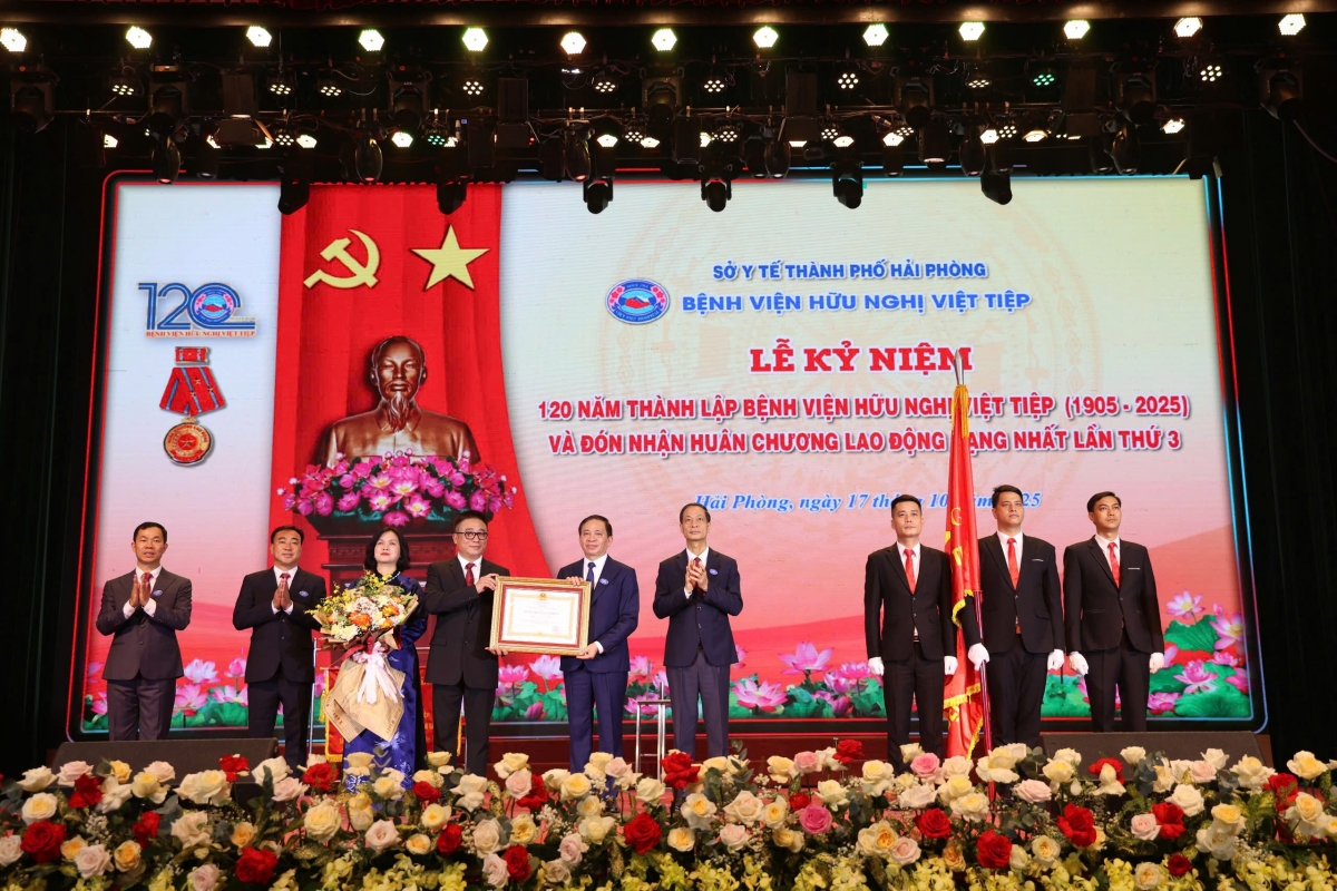 Bệnh viện Hữu Nghị Việt Tiệp đón nhận Huân chương Lao động hạng Nhất lần thứ ba