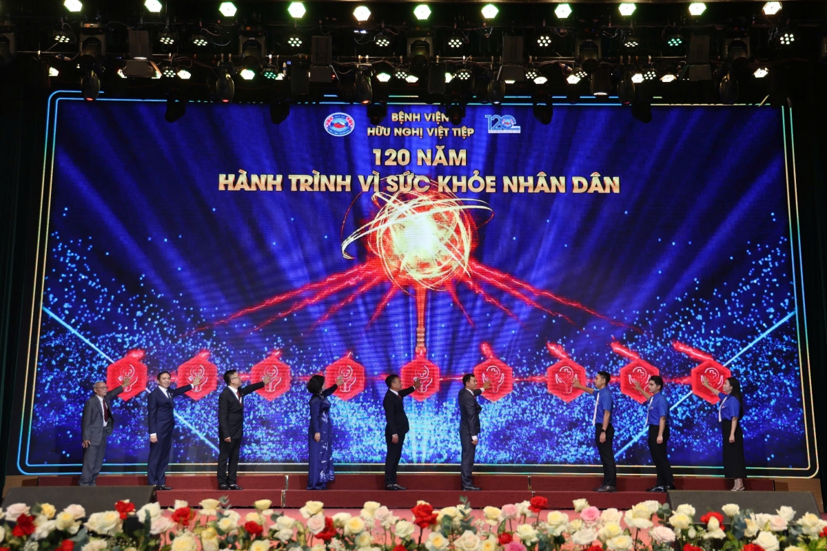 Bệnh viện Hữu Nghị Việt Tiệp đón nhận Huân chương Lao động hạng Nhất lần thứ ba