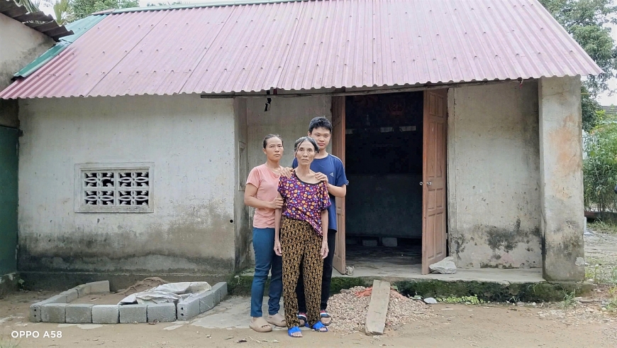  Căn nhà chưa đầy 10m2 ấy là nơi ở của 3 người, gồm bà Phạm Thị Mạo, con gái Lê Thị Phúc và cháu ngoại Lê Nam H. 