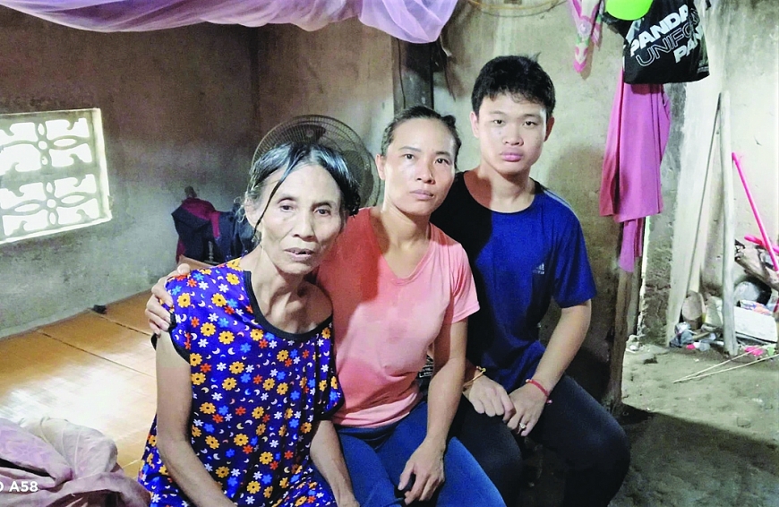  Căn nhà chưa đầy 10m2 ấy là nơi ở của 3 người, gồm bà Phạm Thị Mạo, con gái Lê Thị Phúc và cháu ngoại Lê Nam H. 