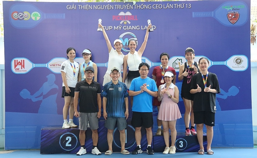 Ban tổ chức trao Cúp, huy chương     Giải Pickleball thiện nguyện truyền thống CEO lần thứ 13 cho các đội giải Nhất, Nhì, Ba đôi nữ