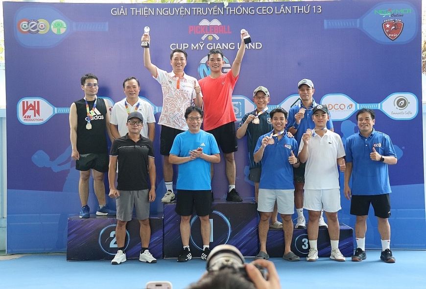 Ban tổ chức Giải Pickleball thiện nguyện truyền thống CEO lần thứ 13  trao Cúp, huy chương cho các đội giải Nhất, Nhì, Ba đôi đôi nam Serie A 