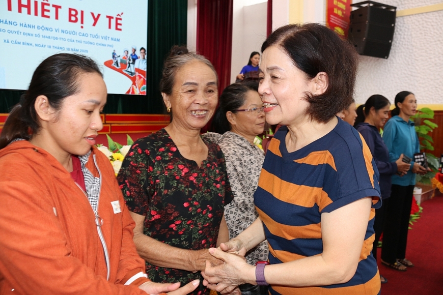 Bà Nguyễn Thị Tư - Ủy viên Ban Thường vụ, Phó Trưởng Ban Phát huy vai trò người cao tuổi trao quà cho NCT xã Cẩm Bình Bà Nguyễn Thị Tư - Ủy viên Ban Thường vụ, Phó Trưởng Ban Phát huy vai trò người cao tuổi trao quà cho NCT xã Cẩm Bình