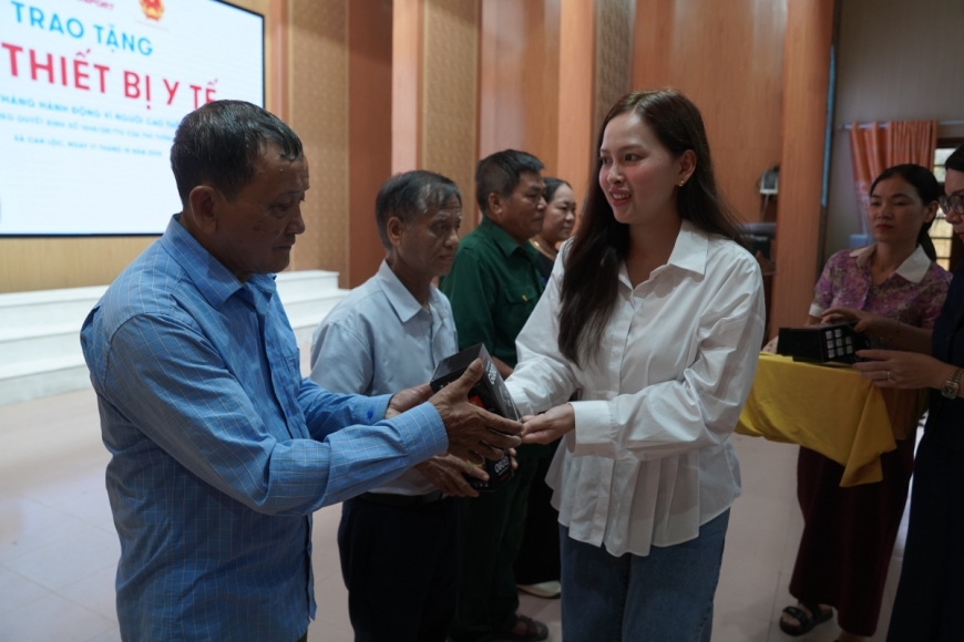 Bà Đặng Bảo Uyên – Phó giám đốc công ty TNHH Xuất nhập khẩu Phát triển Đông Dương (Kingsport) trao máy đo huyết áp cho NCT xã Can Lộc Bà Đặng Bảo Uyên – Phó giám đốc công ty TNHH Xuất nhập khẩu Phát triển Đông Dương (Kingsport) trao máy đo huyết áp cho NCT xã Can Lộc