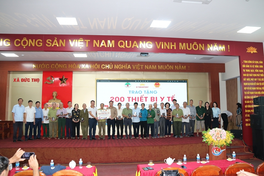 200 NCT trên địa bàn xã Đức Thọ nhận quà là máy đo huyết áp từ nhãn hàng Kingsport 200 NCT trên địa bàn xã Đức Thọ nhận quà là máy đo huyết áp từ nhãn hàng Kingsport