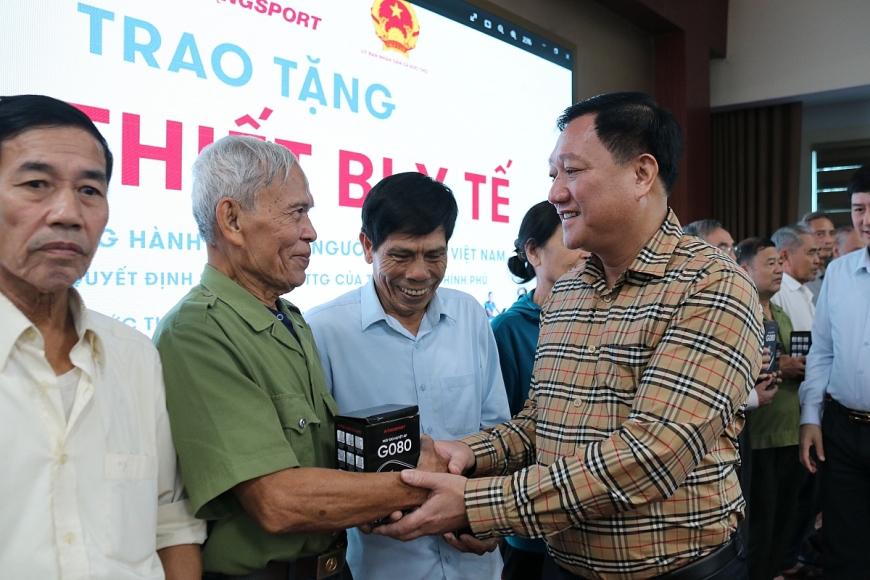 Ông Trần Hoài Đức - Chủ tịch HĐND xã Đức Thọ trao máy đo huyết áp cho NCT trên địa bàn Ông Trần Hoài Đức - Chủ tịch HĐND xã Đức Thọ trao máy đo huyết áp cho NCT trên địa bàn