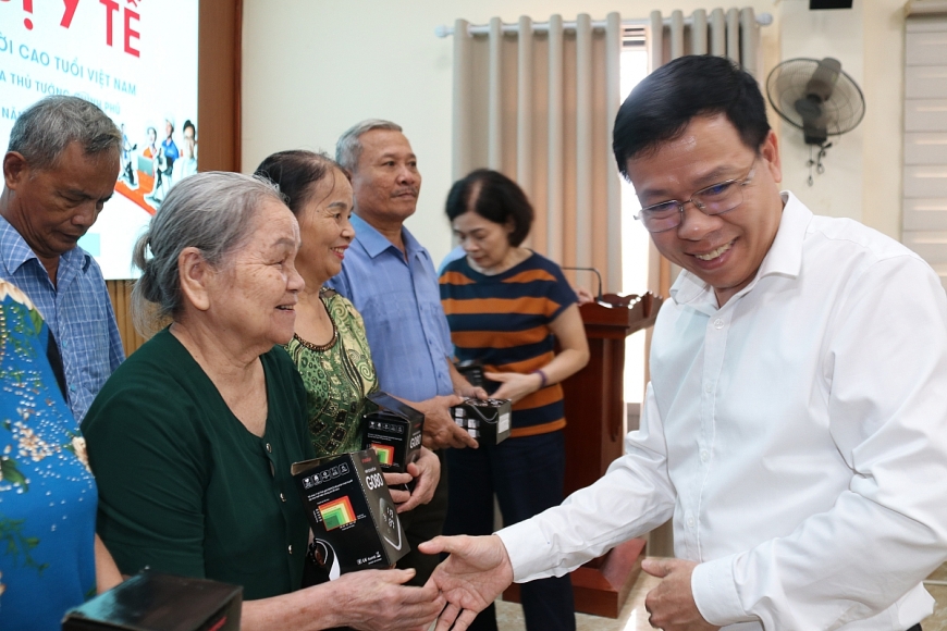 Người cao tuổi vui mừng khi được nhận máy đo huyết áp từ nhà tài trợ Người cao tuổi vui mừng khi được nhận máy đo huyết áp từ nhà tài trợ