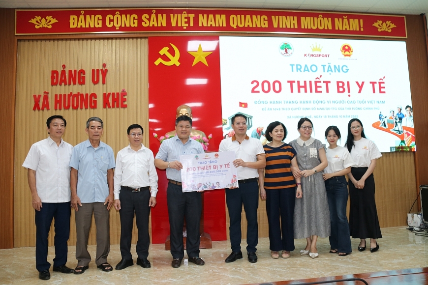 Trao biểu trưng tặng 200 máy đo huyết áp trên địa bàn xã Hương Khê Trao biểu trưng tặng 200 máy đo huyết áp trên địa bàn xã Hương Khê