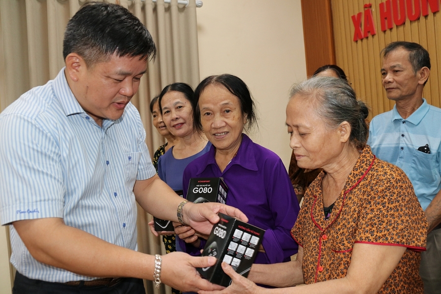 Đại diện lãnh đạo xã Hương Khê trao quà cho NCT trên địa bàn xã. Đại diện lãnh đạo xã Hương Khê trao quà cho NCT trên địa bàn xã.