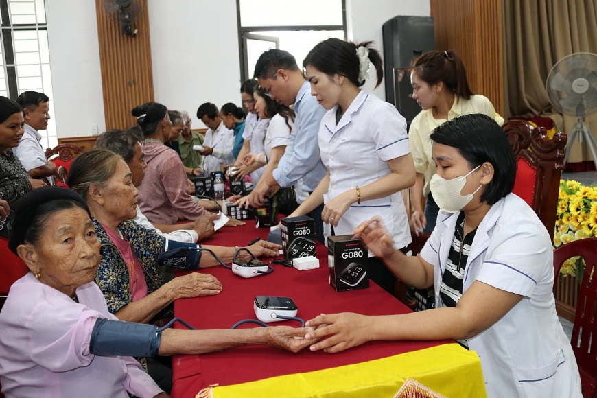 Người dân được cán bộ y tế hỗ trợ đo huyết áp và hướng dẫn sử dụng máy đo huyết áp tại xã Thiên Cầm Người dân được cán bộ y tế hỗ trợ đo huyết áp và hướng dẫn sử dụng máy đo huyết áp tại xã Thiên Cầm