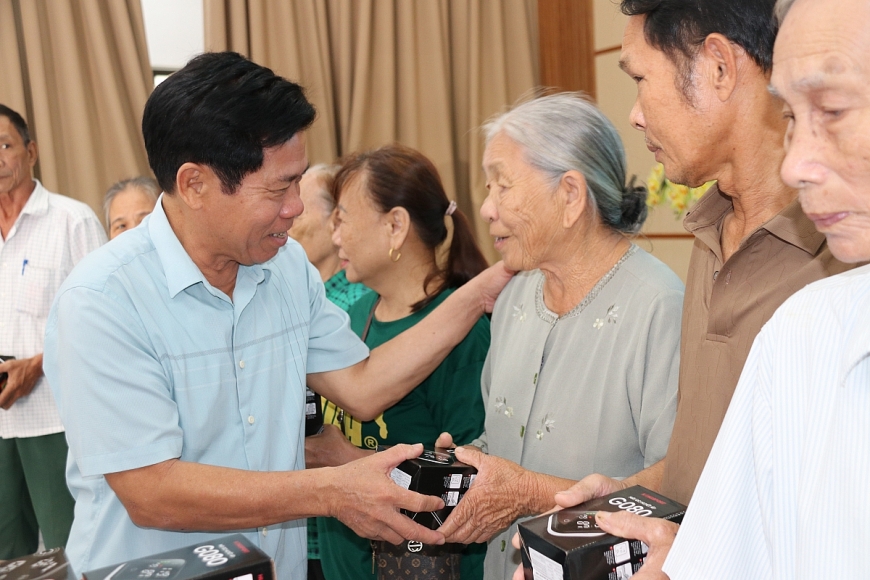 Ông Dương Xuân Hòa - Phó Chủ tịch Hội người cao tuổi tỉnh Hà Tĩnh trao quà cho NCT xã Cẩm Bình Ông Dương Xuân Hòa - Phó Chủ tịch Hội người cao tuổi tỉnh Hà Tĩnh trao quà cho NCT xã Cẩm Bình