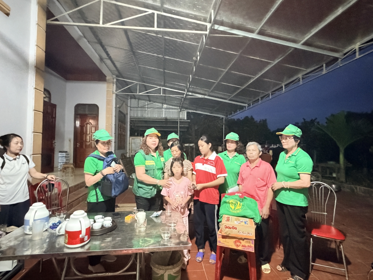 Thăm và hỗ trợ 10 triệu đồng cho gia đình có người mất do bão lũ ở Thái Nguyên