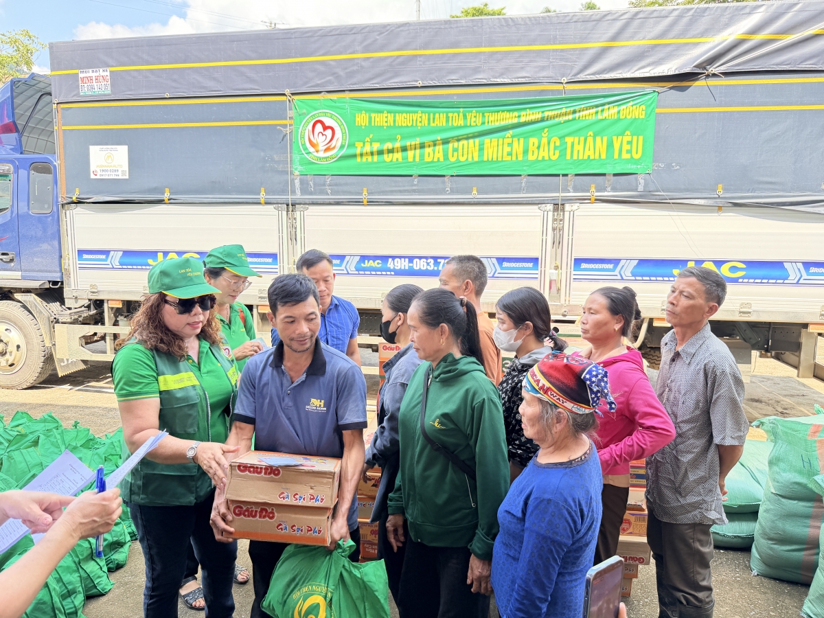 Trao quà cho bà con bị thiệt hại do lũ ở Thái Nguyên