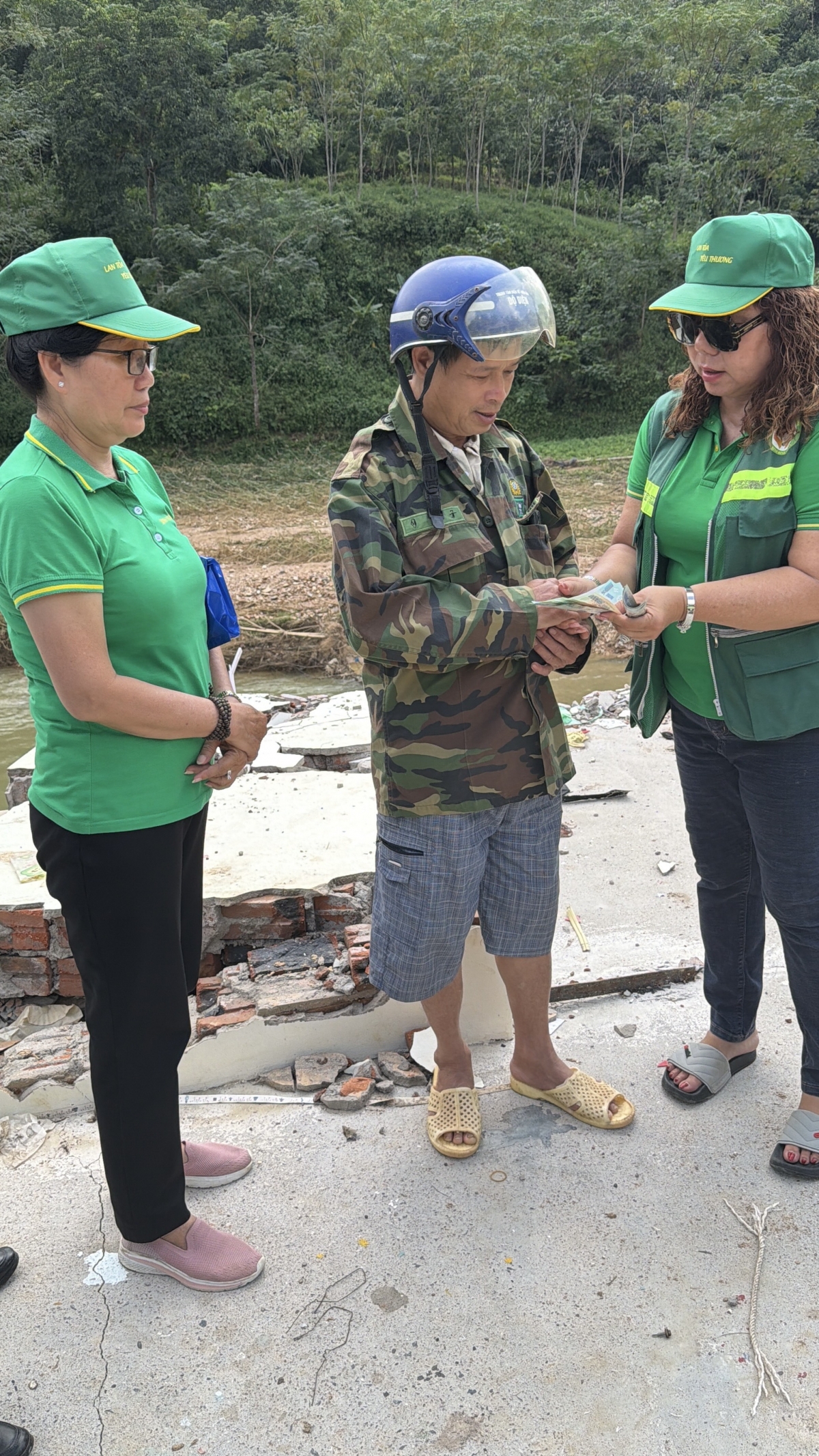 Trao 10 triệu đồng cho gia đình bị sập nhà ở Côn minh, Thái Nguyên