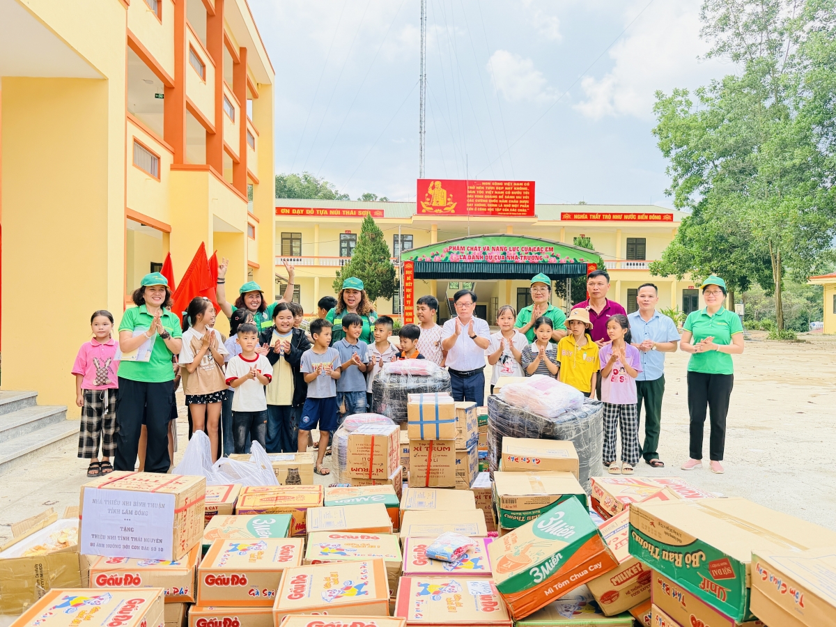 Trao quà cho thấy cô và học sinh trường THCS Xuân Dương, Thái Nguyên