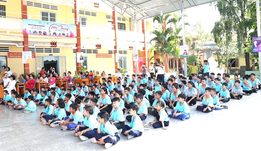 Học sinh Trường Bồ Đề Phương Duy trong giờ học khóa tu mùa hè