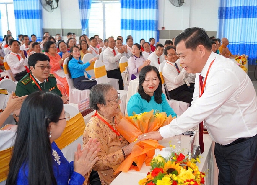 Ông Bùi Trung Hiếu, Chủ tịch UBMTTQ Việt Nam xã Hiệp Phước, tặng hoa Mẹ Việt Nam Anh Hùng, thể hiện đạo lý “Uống nước nhớ nguồn”, tấm lòng biết ơn với những người đã hy sinh vì độc lập, tự do của Tổ quốc
