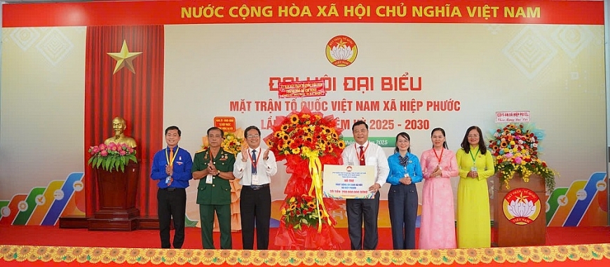 Ông Phạm Minh Tuấn, Phó Chủ tịch Ủy ban MTTQ Việt Nam TP. Hồ Chí Minh trao bảng tượng trưng 200 triệu đồng hỗ trợ công tác an sinh xã hội tại địa phương