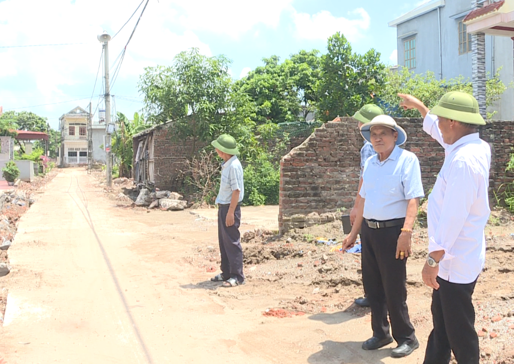 Ông Nguyễn Văn Cường (thứ 2 bên phải) ở thôn Tân Mỹ, xã Ngọc Lâm hiến hơn 200m2 đất ở để mở rộng đường giao thông.