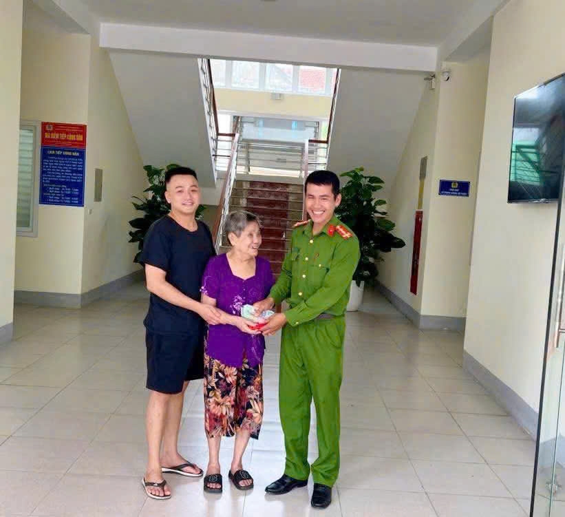 Công an phường Trường Vinh trả lại ví cho cụ bà 87 tuổi