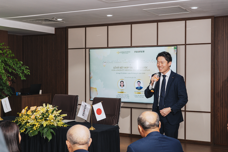 Ông Kensuke Sakaguchi phát biểu tại lễ kí kết