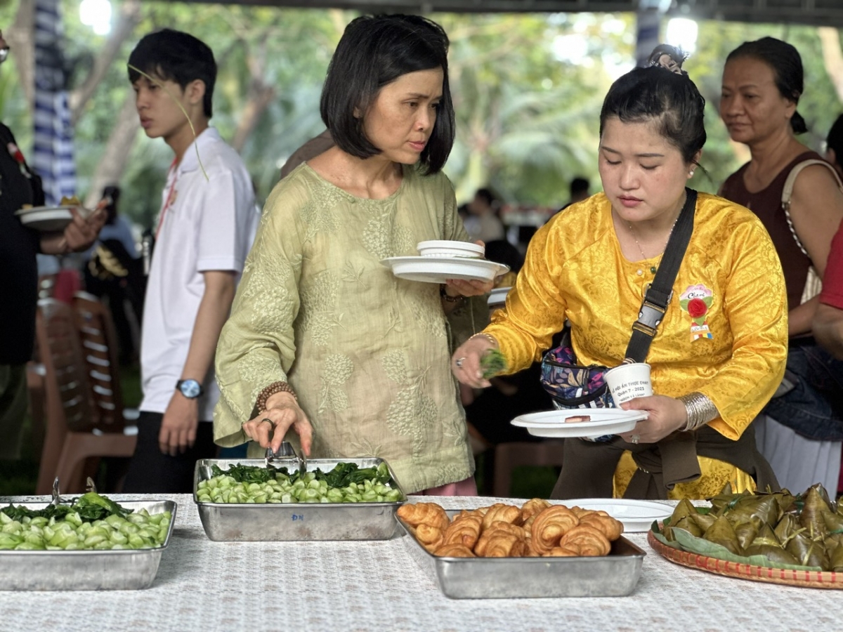 Lễ hội Chay luôn thu hút dông đảo người dân tham gia thưởng thức