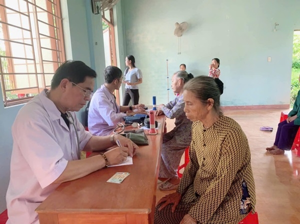 Tổ chức khám sức khỏe và lập hồ sơ quản lý sức khoẻ cho người cao tuổi 