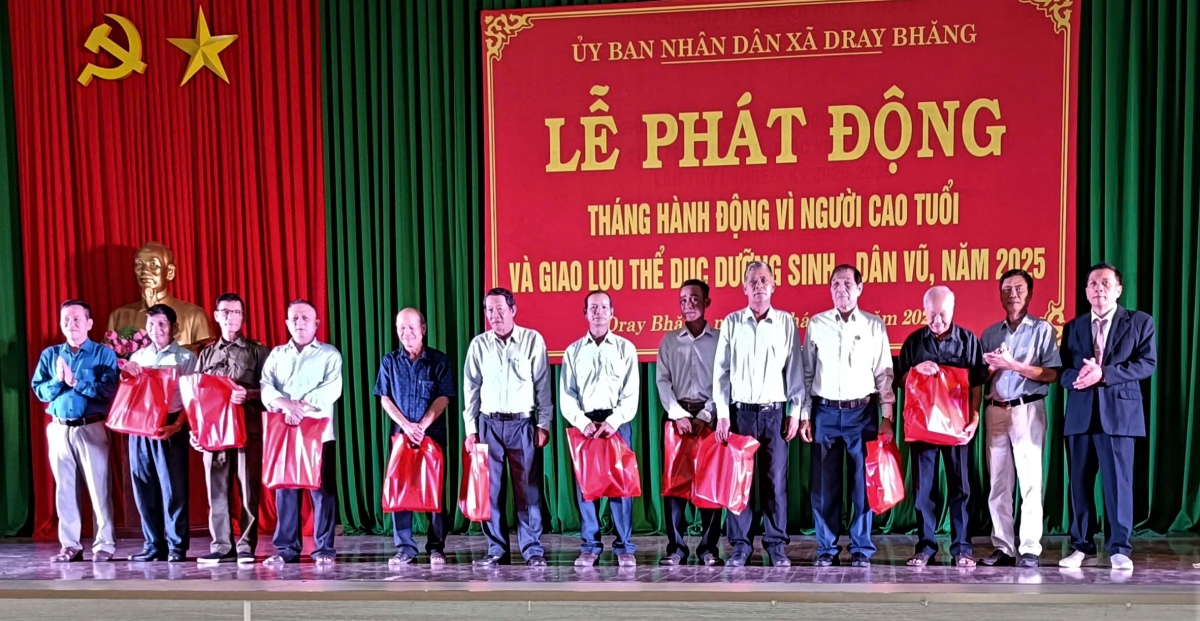 Công ty THHH Phòng khám Đa khoa Medic Đất Việt Buôn Ma Thuột tặng quà các chi hội NCT và các CLB dưỡng sinh, dân vũ tham gia chương trình