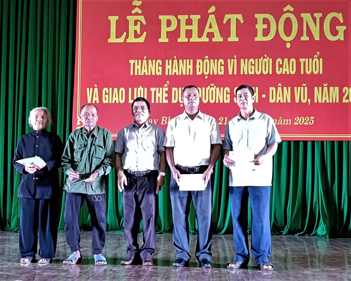 Lãnh đạo Hội NCT tỉnh trao quà tặng NCT hoàn cảnh khó khăn