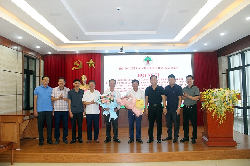 Lãnh đạo Hội NCT tỉnh Thanh Hóa và lãnh đạo phường Sầm Sơn tặng hoa chúc mừng Ban Thường trực Hội NCT phường Sầm Sơn.