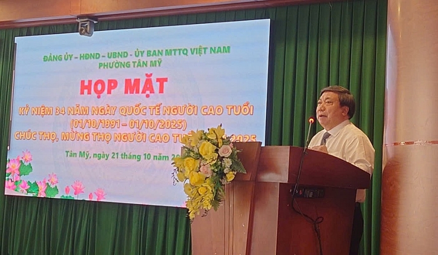 ông Nguyễn Thanh Xuân, nguyên Chủ tịch Hội người cao tuổi phường Phú Mỹ (cũ) ôn lại kỷ niệm ngày Quốc tế người cao tuổi