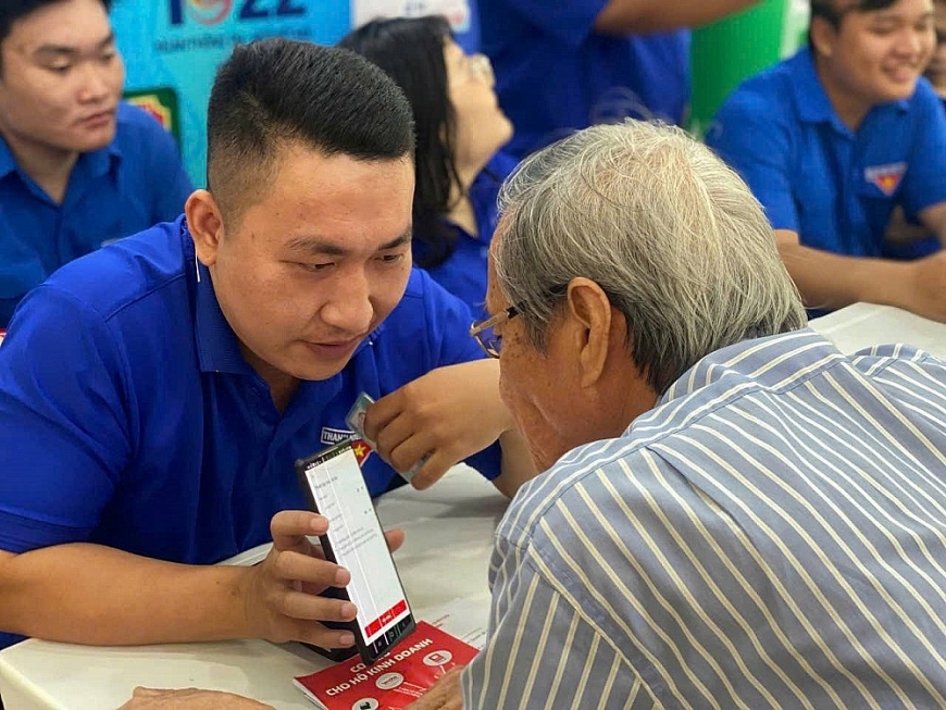 Người cao tuổi tham gia tại ngày hội chuyển đổi số