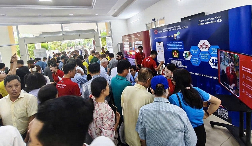 Đông đảo cán bộ, người dân tham gia ngày hội chuyển đổi số