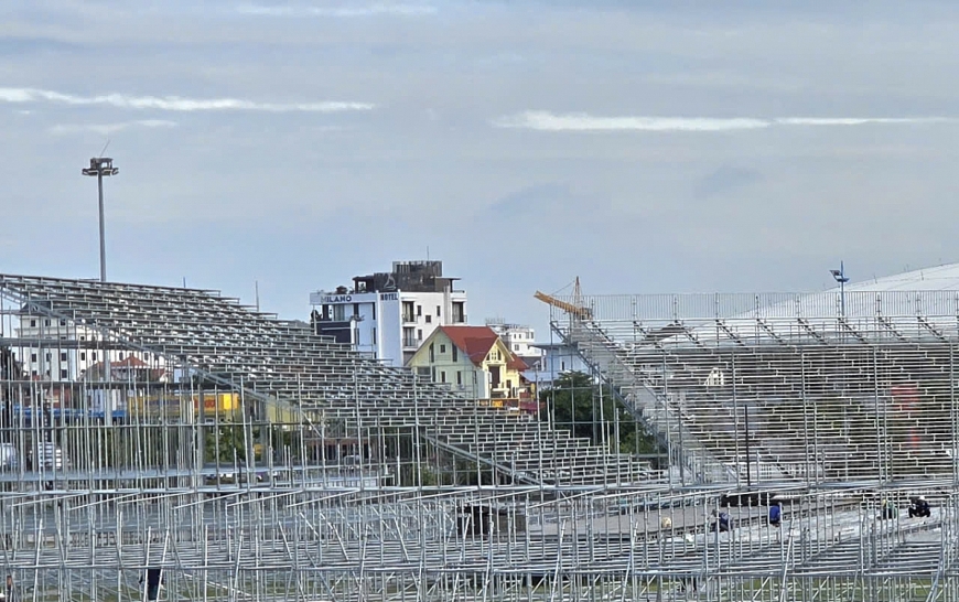 Công tác chuẩn bị như lắp đặt sân khấu, chỗ ngồi cho khán giả đang được các đơn vị tổ chức sự kiện khẩn trương thi công, lắp đặt