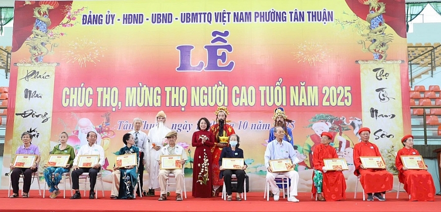 Bà Hàng Thị Thu Nga, Bí thư Đảng ủy, Chủ tịch HĐND phường chúc thọ, mừng thọ các cụ