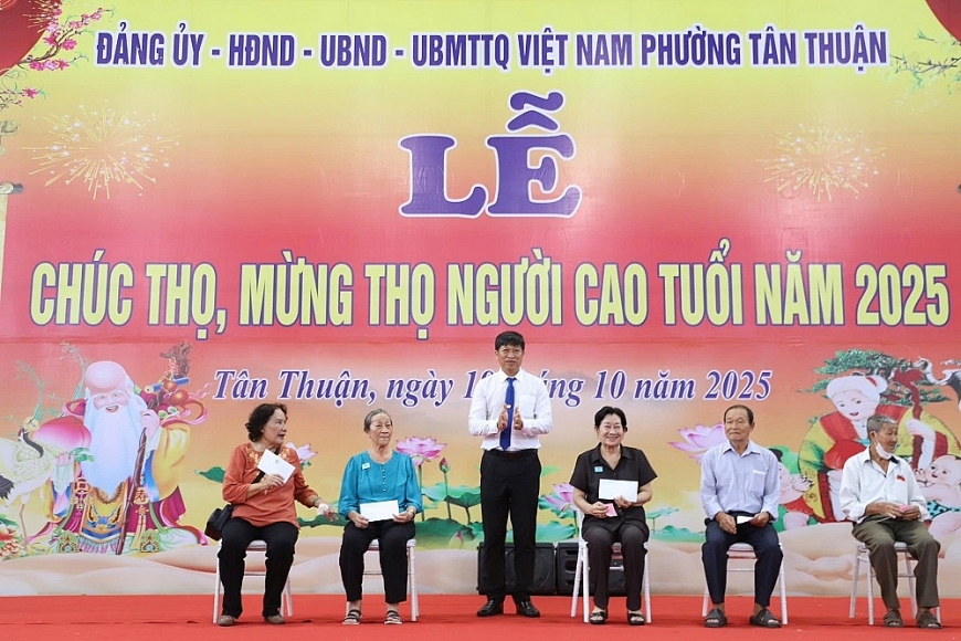 Những “cây cao bóng cả” giữa đời thường, vẫn ngày ngày tỏa bóng yêu thương, đùm bọc, gắn kết cộng đồng