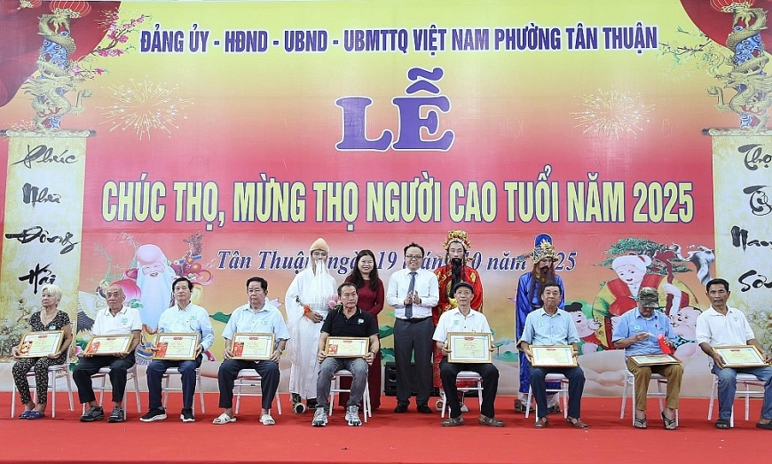 Buổi lễ là dịp tri ân sâu sắc những đóng góp, cống hiến và tấm gương sáng của các bậc cao niên