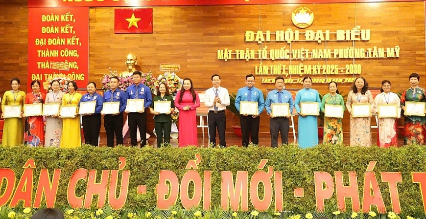 Trao tặng Giấy khen cho 10 tập thể và 10 cá nhân điển hình tiên tiến có thành tích xuất sắc trong hoạt động Mặt trận và các đoàn thể giai đoạn 2020–2025